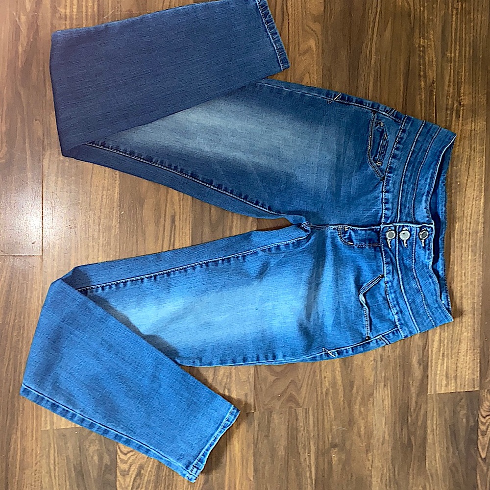 THIS IS A SIZE 3. Blue stretchy jeans.